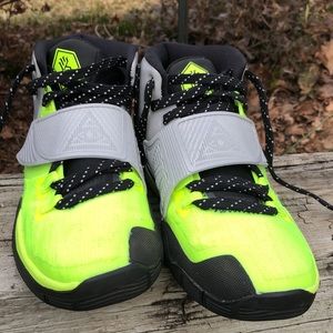 kyrie 6 cross volt